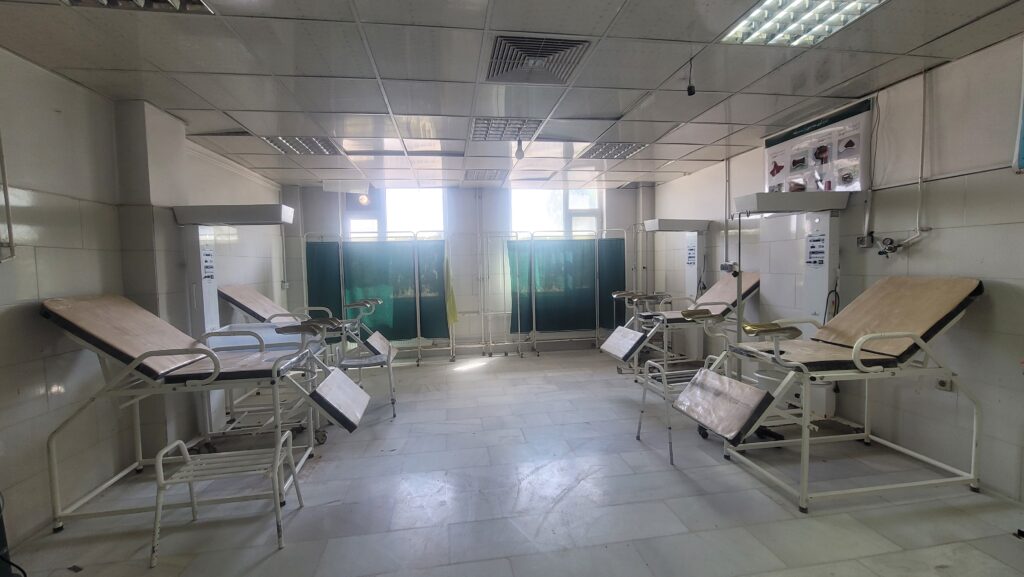 The equipped maternity delivery room
